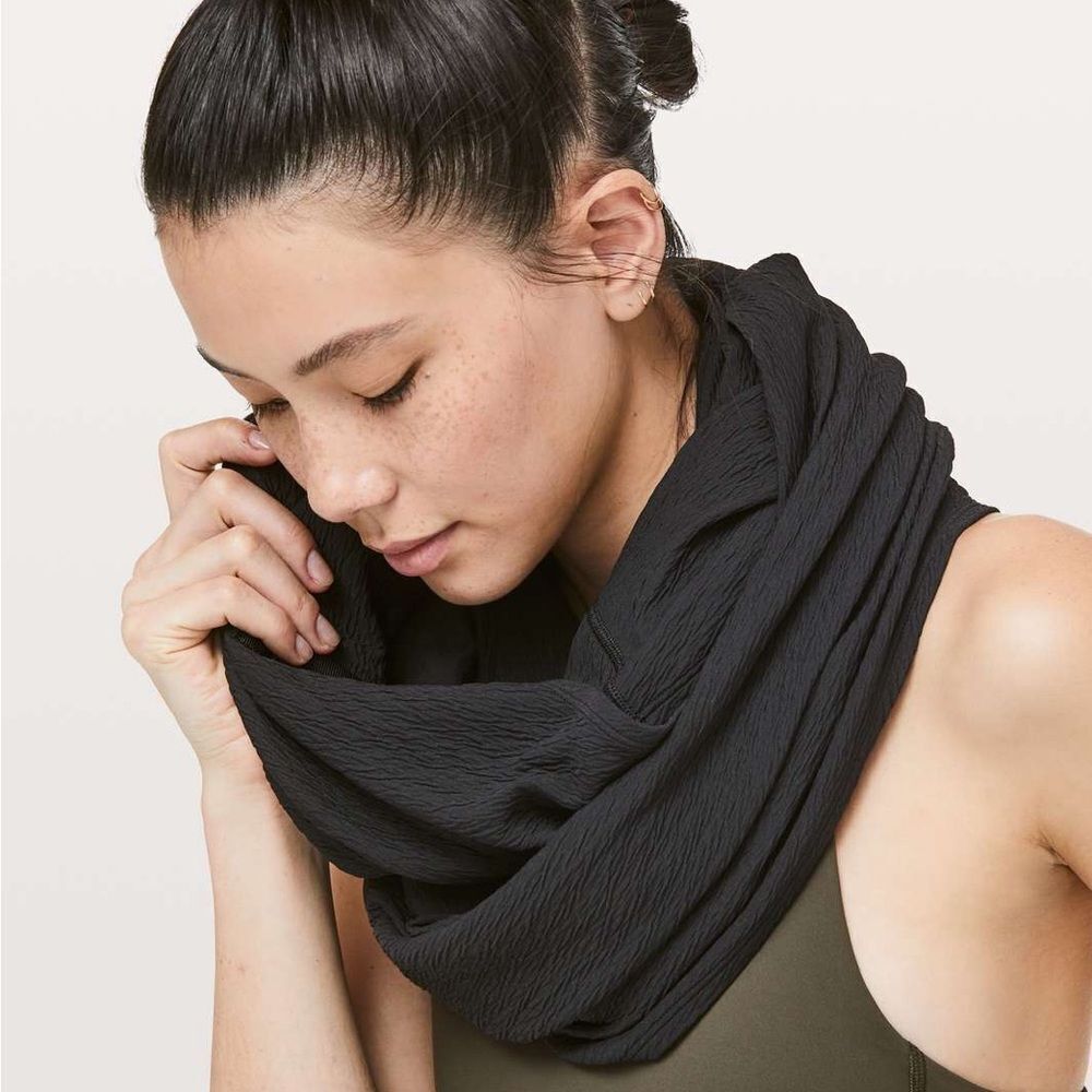 Rare Lululemon Vinyasa Scarf *Crinkle
Black